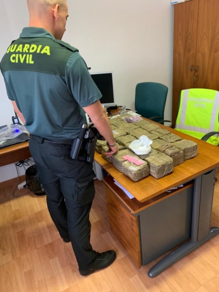 Un agente de la Guardia CIvil con la droga incautada (GUARDIA CIVIL)