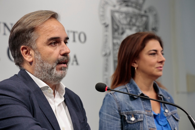 Jacobo Calvo y Raquel Ruz en rueda de prensa (JAVIER ALGARRA / AYUNTAMIENTO)