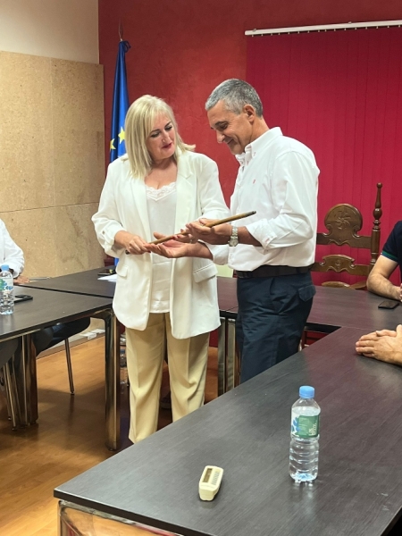 Celia Santiago entrega el bastón de mando Fernando Álvarez Moles (PP) 