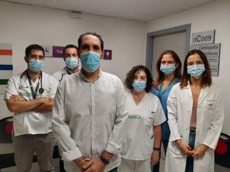 En el centro de la imagen, Iván, un paciente de la unidad de Cardiopatías Familiares del Hospital Virgen de las Nieves, rodeado de parte del equipo (JUNTA DE ANDALUCÍA) 