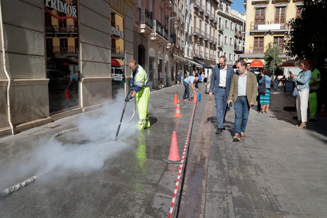 Limpieza de cera (JAVIER ALGARRA /AYTO. GRANADA)