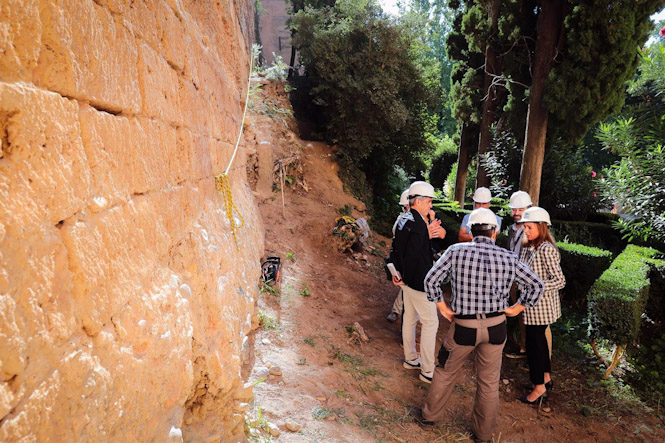 Visita a las obras de la muralla entre la Puerta de la Justicia y la Torre de Barba (PATRONATO ALHAMBRA Y GENERALIFE)