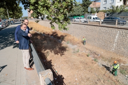 Imagen de la visita a las tareas de desbroce del Río Monachil (JAVIER ALGARRA / AYUNTAMIENTO)