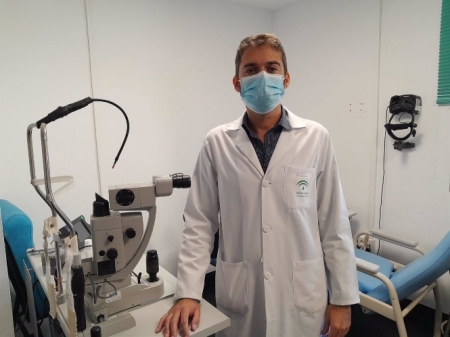 El jefe de servicio de oftalmología del Hospital Universitario Virgen de las Nieves de Granada, Santiago Ortiz (JUNTA DE ANDALUCÍA) 