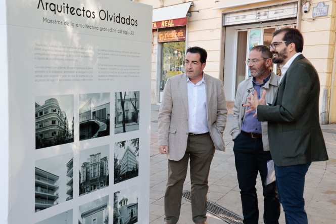 Exposición en Puerta real (JAVIER ALGARRA / AYUNTAMIENTO)