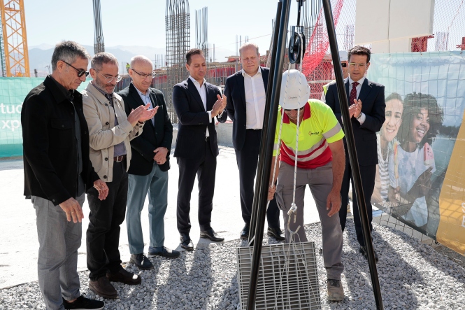 Puesta de la priemra piedra (JAVIER ALGARRA / AYUNTAMIENTO)