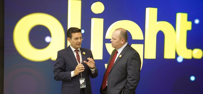 El alcalde de Granada, Francisco Cuenca, y el director de servicios profesionales y de nómina global de Alight, César Jelvez (ALIGHT) 
