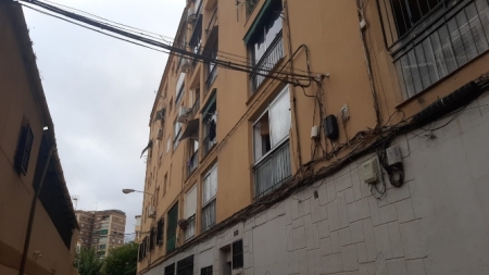 Cableado en una calle de Granada (IU)