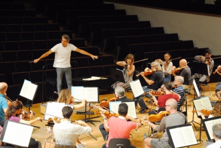 Ensayo de Lucas Macías con la Orquesta Ciudad de Granada (OCG) Ensayo de Lucas Macías con la Orquesta Ciudad de Granada (OCG)