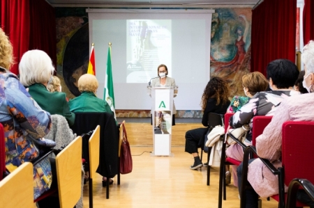 La delegada de Inclusión Social, Juventud, Familias e Igualdad, Matilde Ortiz, Centro Andaluz Gitano en Granada (JUNTA)