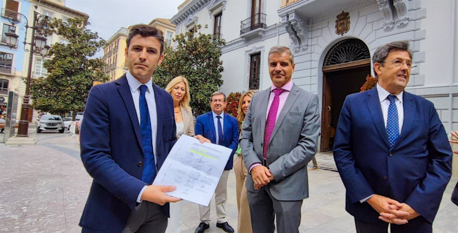 Jorge Saavedra, a la izquierda en la imagen, con el Grupo Municipal Popular, en una foto de archivo (PP)