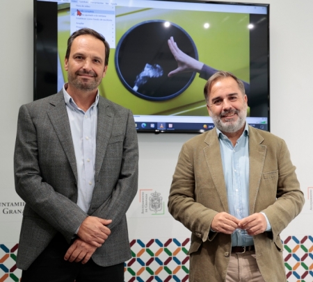 El gerente de Ecoembes en Andalucía, Antonio López y el Concejal de Medio Ambiente, Jacobo Calvo (JAVIER ALGARRA / AYUNTAMIENTO)