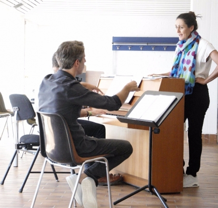 Lucas Macías y Clara Montes, en un ensayo (OCG) Lucas Macías y Clara Montes, en un ensayo (OCG)