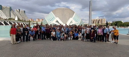 mayores que han participado en el viaje a Marina D`Or, durante su visita a Valencia (AYTO. VEGAS DEL GENIL)