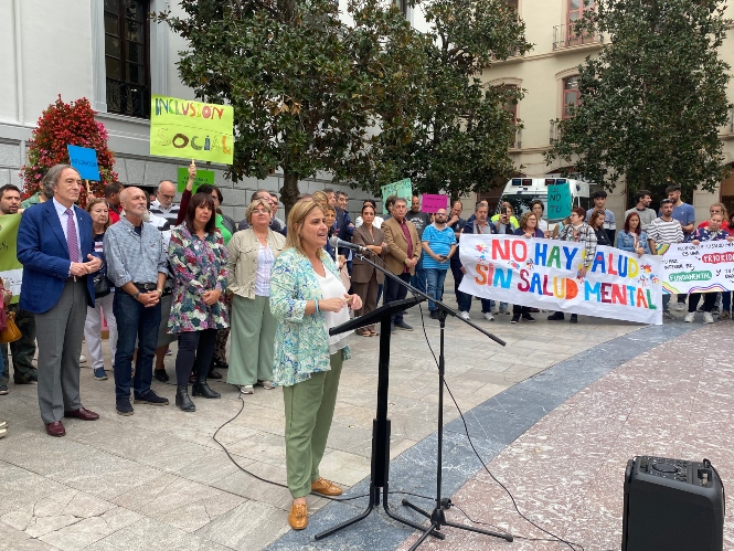 Nuria Gutierrez lee el manifiesto (JAVIER ALGARRA / AYUNTAMIENTO)