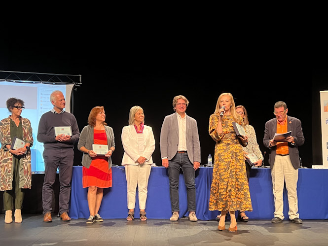 Las responsables del Centro de Servicios Sociales Comunitarios de Huétor Tájar-Montefrío recogen el premio (AYTO. HUÉTOR TAJAR)