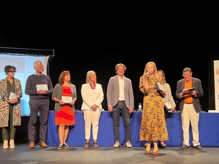 Las responsables del Centro de Servicios Sociales Comunitarios de Huétor Tájar-Montefrío recogen el premio (AYTO. HUÉTOR TAJAR)