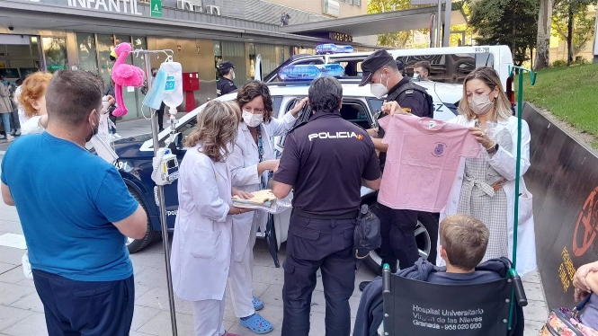 Niños ingresados en el Virgen de las Nieves conocen la labor de la Policía Nacional (HOSPITAL VIRGEN DE LAS NIEVES) 
