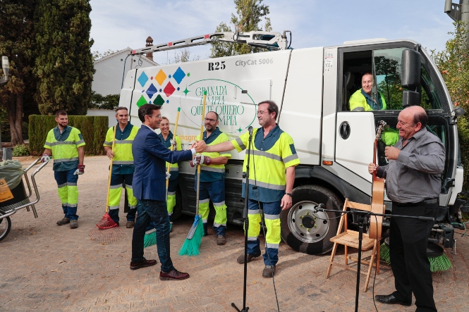 Francisco Cuenca saluda a operarios de Inagra (JAVIER ALGARRA / AYUNTAMIENTO)