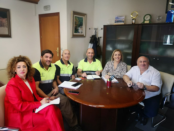 los concejales de Participación Ciudadana y Obras y Servicios, junto a la alcaldesa de La Zubia y los jefes de Obras y Servicios (AYTO. LA ZUBIA)