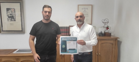 El concejal de Participación Ciudadana y Transparencia y el alcalde de Fuente Vaqueros presentan el nuevo canal de comunicación (AYTO. FUENTE VAQUEROS) El concejal de Participación Ciudadana y Transparencia y el alcalde de Fuente Vaqueros presentan el nuevo canal de comunicación (AYTO. FUENTE VAQUEROS)