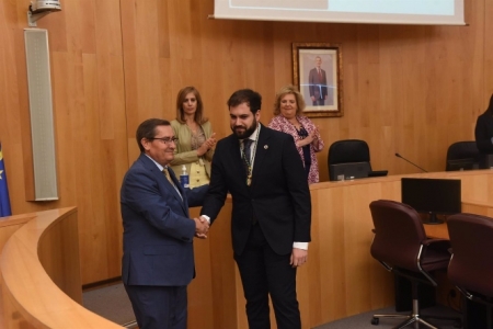 El presidente de la Diputación de Granada, José Entrena, y el nuevo portavoz de Vox en la institución provincial, Gustavo de Castro (DIPUTACIÓN) El presidente de la Diputación de Granada, José Entrena, y el nuevo portavoz de Vox en la institución provincial, Gustavo de Castro (DIPUTACIÓN)
