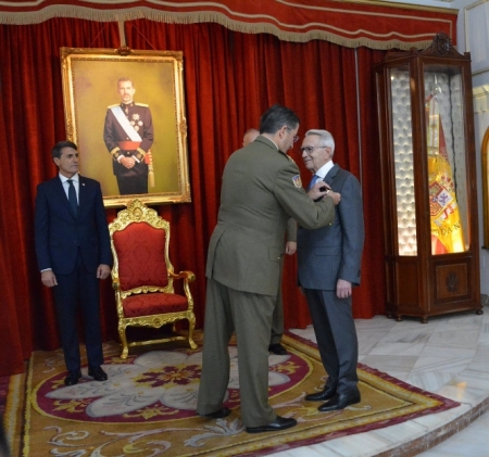 Cruz al mérito militar con distintivo blanco al abogado Rafael López Cantal (MADOC) 