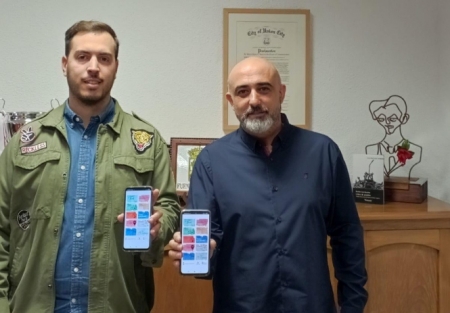 El concejal de Participación Ciudadana y el alcalde de Fuente Vaqueros presentan la nueva `app` de Fuvi, el duende de Lorca (AYTO. FUENTE VAQUEROS) El concejal de Participación Ciudadana y el alcalde de Fuente Vaqueros presentan la nueva `app` de Fuvi, el duende de Lorca (AYTO. FUENTE VAQUEROS)