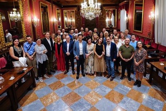 El alcalde de Granada, Francisco Cuenca, con directores de colegios y centros de FP de la capital (AYUNTAMIENTO DE GRANADA) 