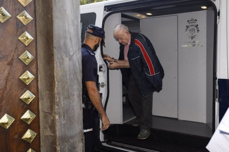 Llegada a los juzgados del acusado de degollar a su mujer en Caniles (ÁLEX CÁMARA - EUROPA PRESS)