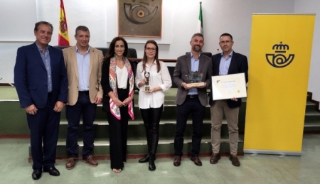 Los premiados reciben el galardón (CORREOS) Los premiados reciben el galardón (CORREOS)