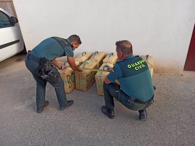 Interceptada una furgoneta en la A-92N con casi 400 kilos de hachís en Baza (GUARDIA CIVIL)