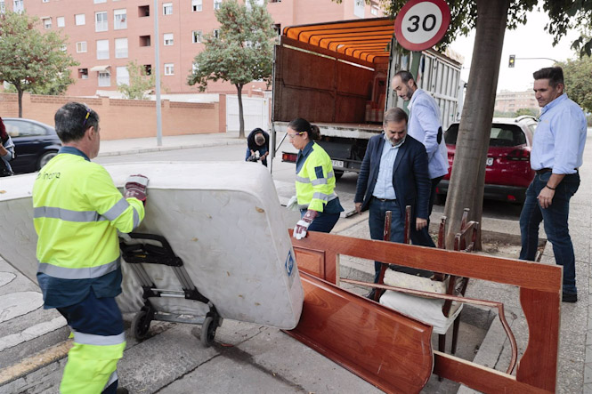 Presentación de la campaña del servicio de recogida de muebles y enseres incontrolados de la vía pública (AYUNTAMIENTO DE GRANADA)