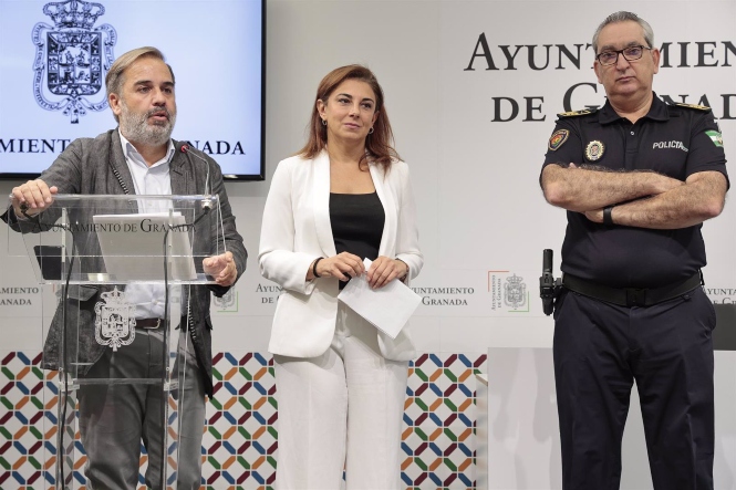 Jacobo Calvo atiende a la prensa, en presencia de Raquel Ruz y José Antonio Moreno (AYUNTAMIENTO)