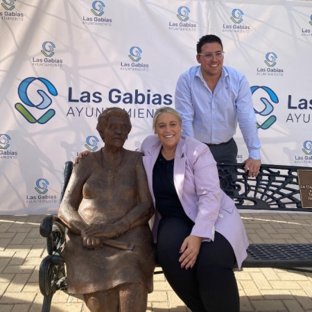 María Merinda Sádaba, alcaldesa de Las Gabias y Mariano Delgado, concejal de Mayores muestran la escultura en homenaje a las personas de la tercera edad gabirras (AYTO. LAS GABIAS) María Merinda Sádaba, alcaldesa de Las Gabias y Mariano Delgado, concejal de Mayores muestran la escultura en homenaje a las personas de la tercera edad gabirras (AYTO. LAS GABIAS)