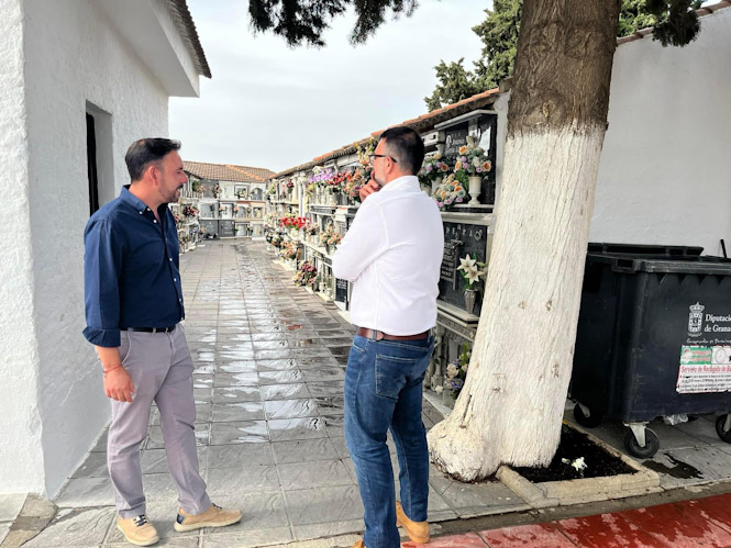 El alcalde de Vegas del Genil y el concejal de Obras y Servicios visitan uno de los cementerios.(AYTO. VEGAS DEL GENIL)