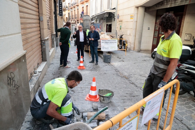 Retirada de bolardos (JAVIER ALGARRA / AYUNTAMIENTO)