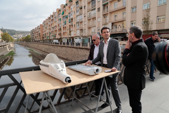 Francisco Cuenca junto a las nuevas luminarias (JAVIER ALGARRA / AYUNTAMIENTO)