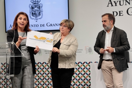 Raquel Ruz y Ana Muñoz han presentado la nueva ubicación del Mercadillo del Zaidín (JAVIER ALGARRA / AYUNTAMIENTO)