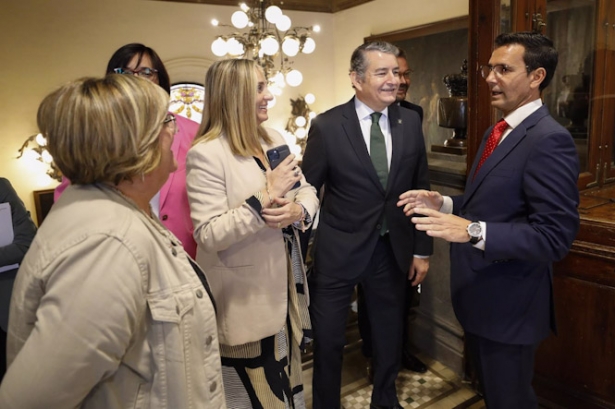 La consejera de Fomento, Marifrán Carazo, en el centro en la imagen, en el Ayuntamiento de Granada, el pasado viernes (ÁLEX CÁMARA - EUROPA PRESS)