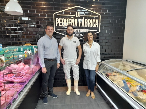 El alcalde y la concejala de Comercio de Monachil, con uno de los comerciantes (AYTO. MONACHIL) El alcalde y la concejala de Comercio de Monachil, con uno de los comerciantes (AYTO. MONACHIL)