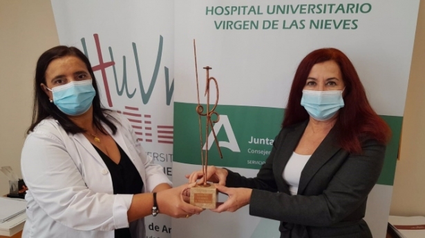 Premio a la cirujana Adoración Martínez, a la derecha en la imagen (JUNTA)