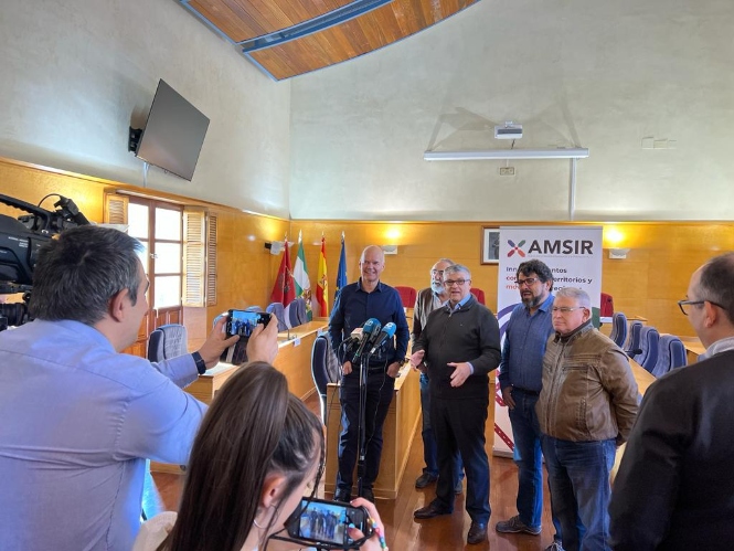 Jesús Lorente atiende a lis medios tras la reunión (GRANADA POR EL TREN) 