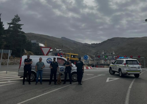 Presentación del nuevo vehículo de la Unidad Canina antidrogas de Monachil (AYTO. MONACHIL) Presentación del nuevo vehículo de la Unidad Canina antidrogas de Monachil (AYTO. MONACHIL)