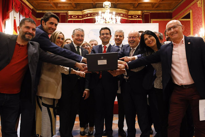 Acto en el que se registró telemáticamente el dossier de documentos con el que Granada se ha convertido en aspirante a acoger Aesia (ÁLEX CÁMARA/ EUROPA PRESS)