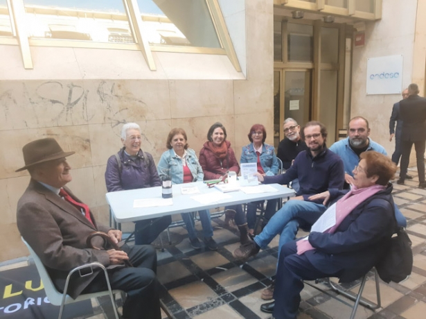 Sentada en la sede de Endesa (PLATAFORMA CONTRA LOS CORTES DE LUZ)