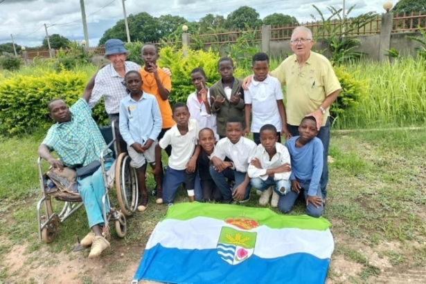Miembros de la ONG Moviendo Corazones posan con la bandera de Cúllar Vega en Malanje (AYUNTAMIENTO CULLAR VEGA) Miembros de la ONG Moviendo Corazones posan con la bandera de Cúllar Vega en Malanje (AYUNTAMIENTO CULLAR VEGA)