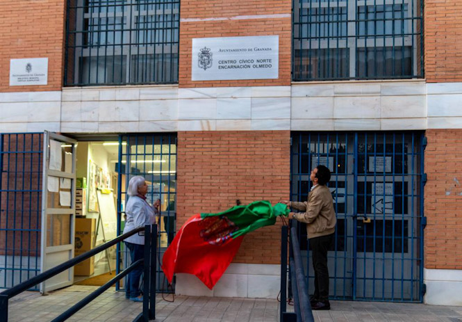 Descubrimiento de la placa con el nombre de Encarna Olmedo para el centro cívico (AYUNTAMIENTO GRANADA) 