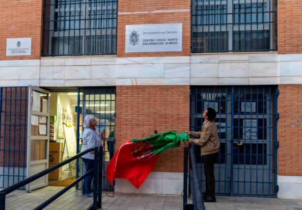 Descubrimiento de la placa con el nombre de Encarna Olmedo para el centro cívico (AYUNTAMIENTO GRANADA) 