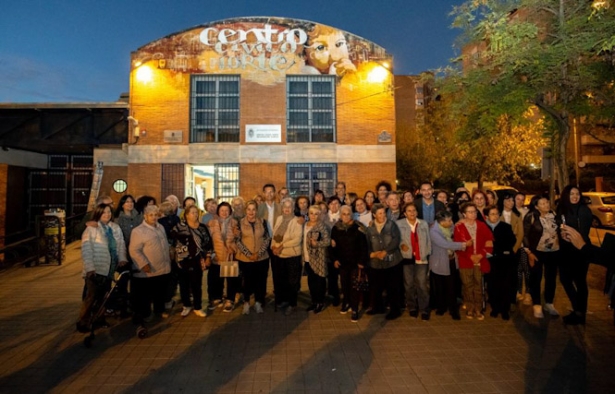 Foto de Familia delante del Centro Cívico `Encarna Olmedo` (AYUNTAMIENTO GRANADA)